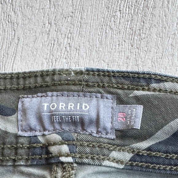 Torrid Women's plus size Camouflage Cropped Pants - Picture 3 of 3